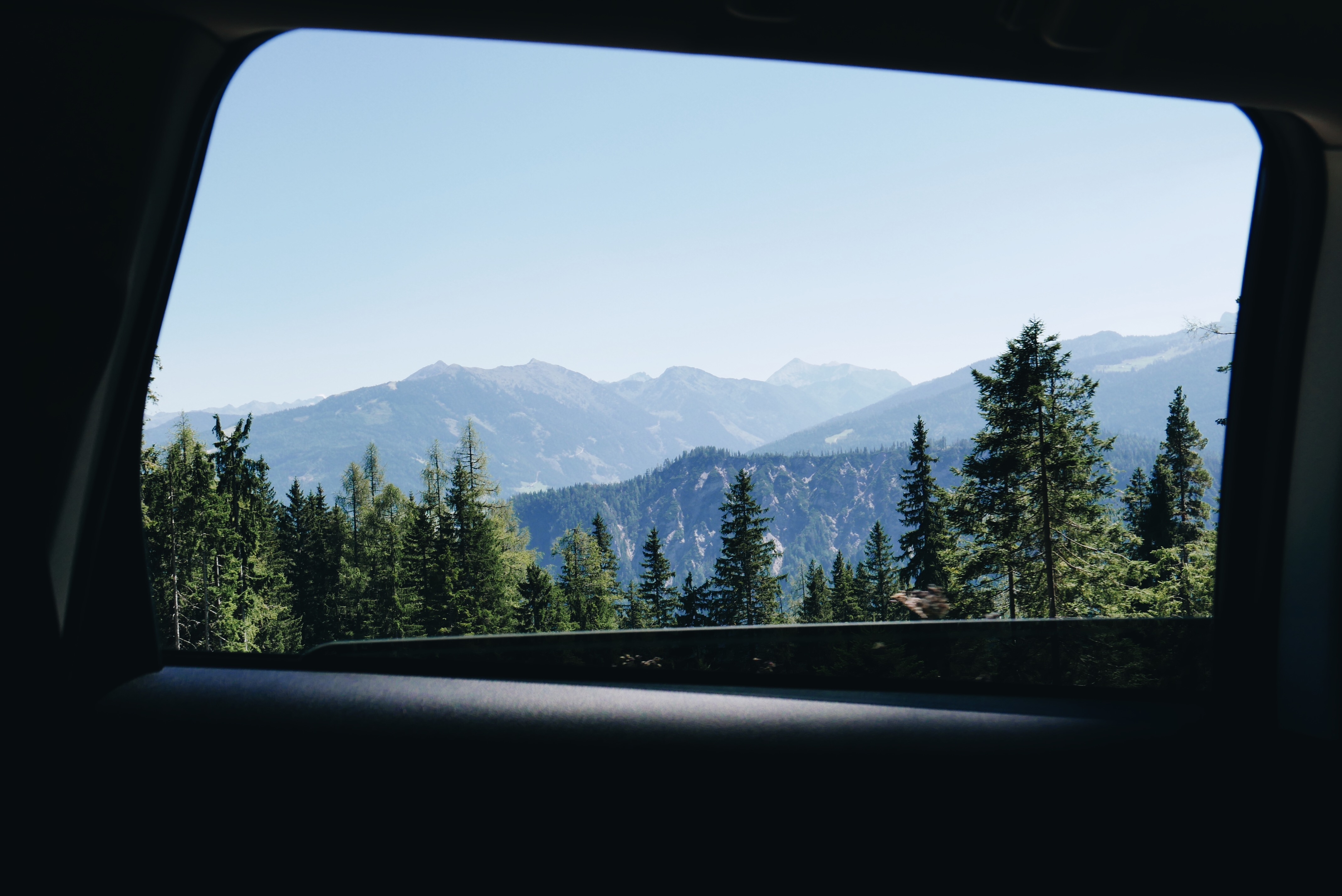 Drum spectaculos printre munti vazut din masina intr-un road trip