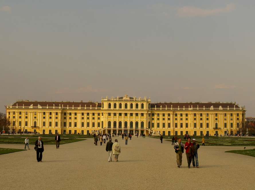 Palatul Schönbrunn din Viena și grădinile sale