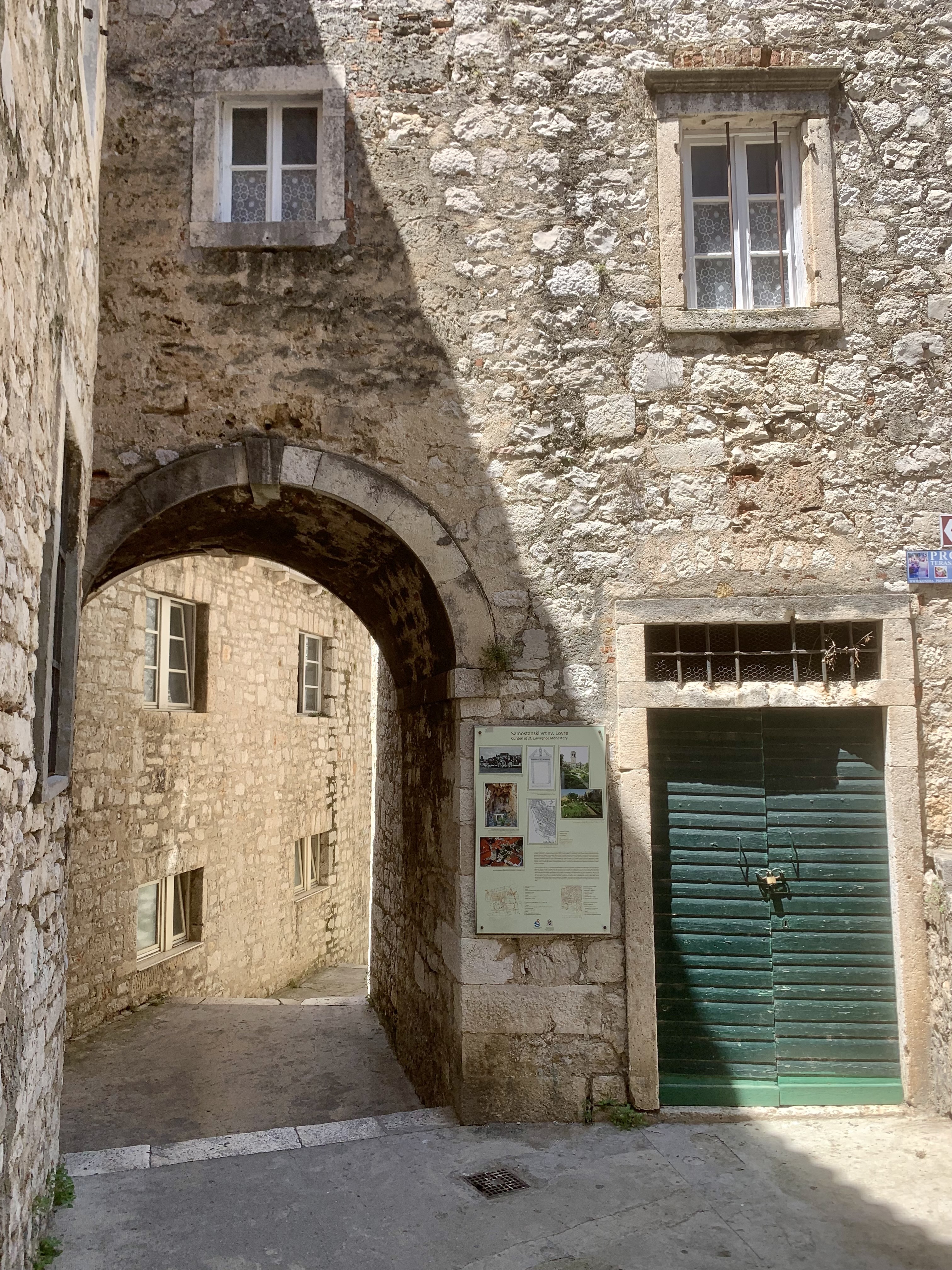 Stradă de piatră în orașul vechi Šibenik