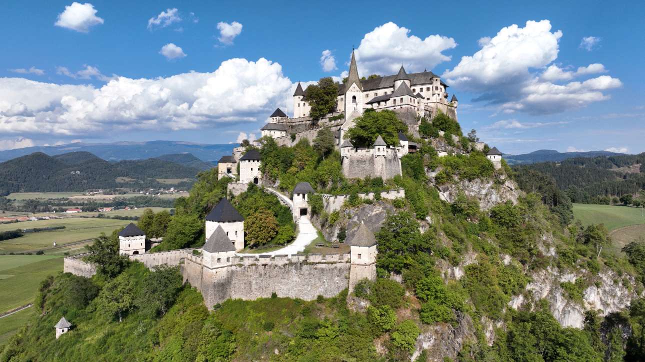 Castelul Hochosterwitz pe stânca din Carintia