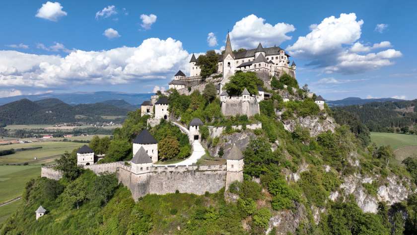 Castelul Hochosterwitz pe stânca din Carintia