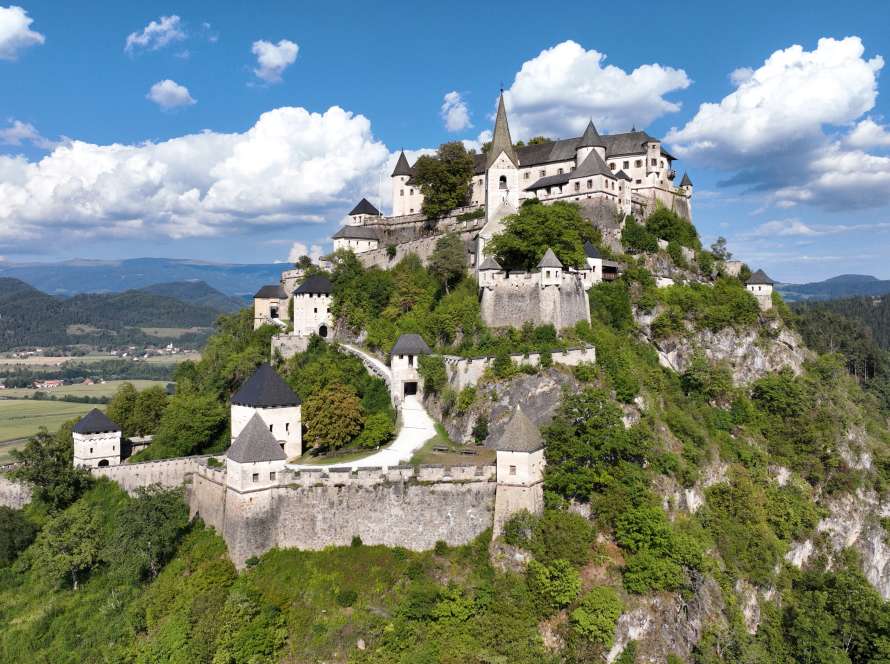 Castelul Hochosterwitz pe stânca din Carintia