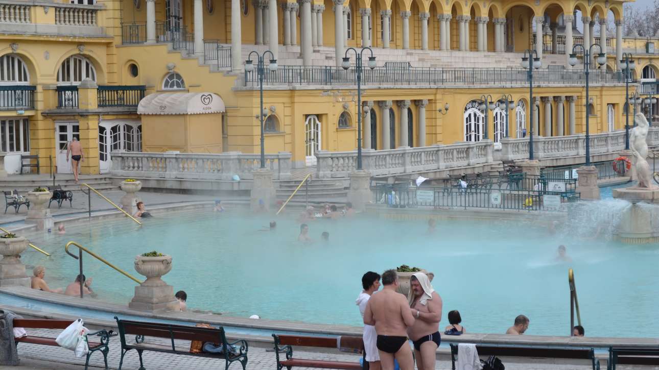 Piscinele termale exterioare de la Băile Széchenyi din Budapesta