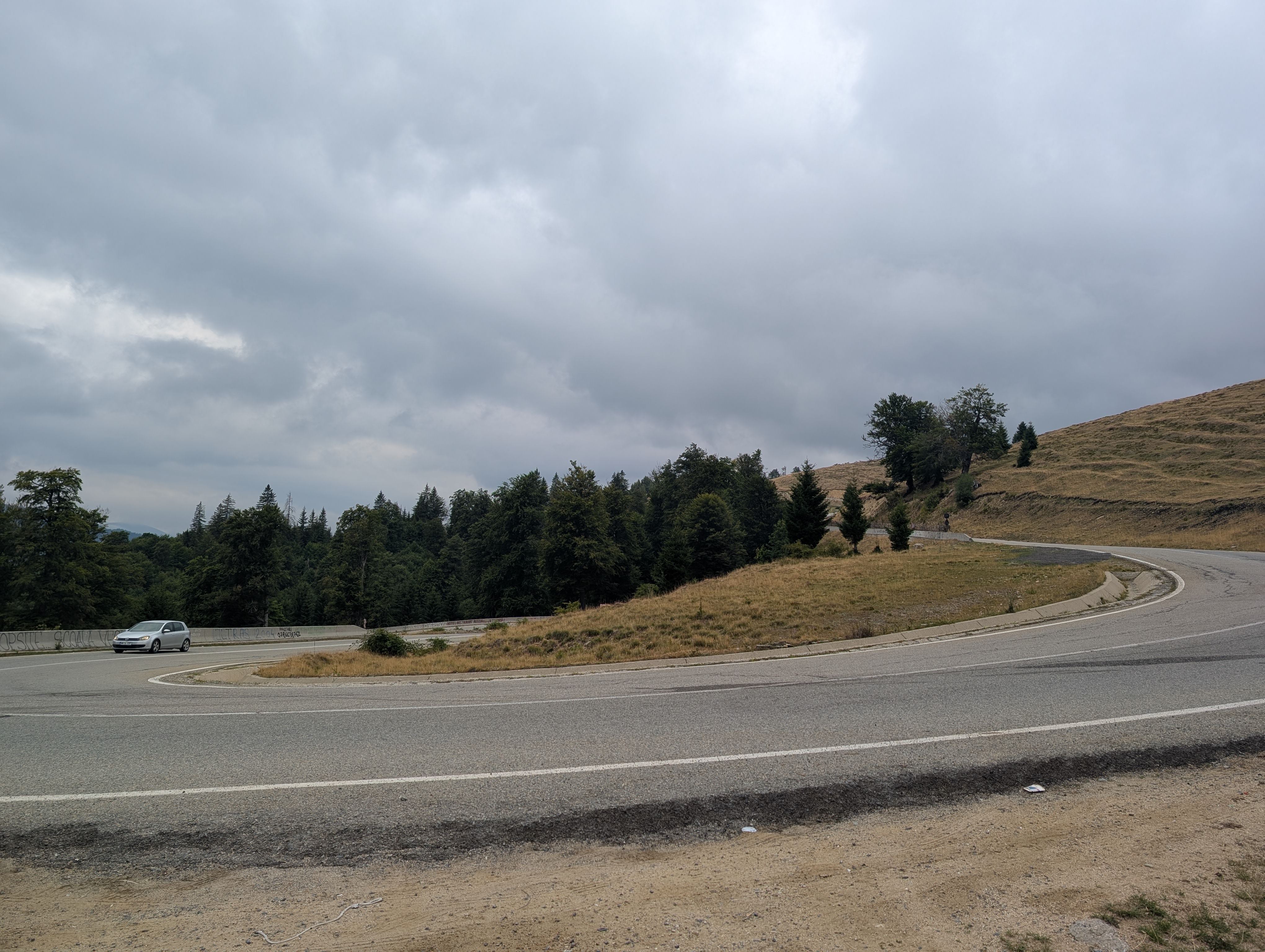 Curbă pe șoseaua Transalpina DN67C în Munții Parâng