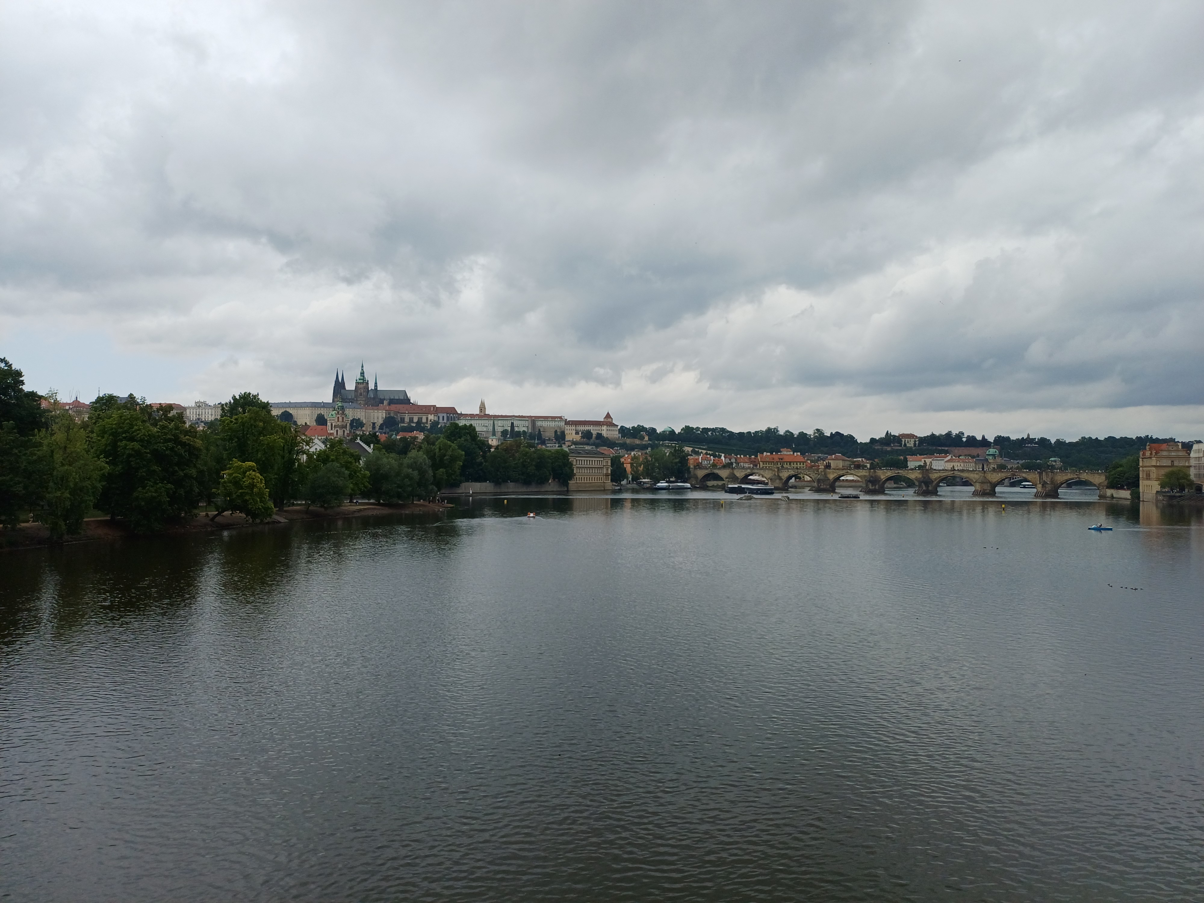 Podul Carol și Castelul din Praga văzute peste râul Vltava