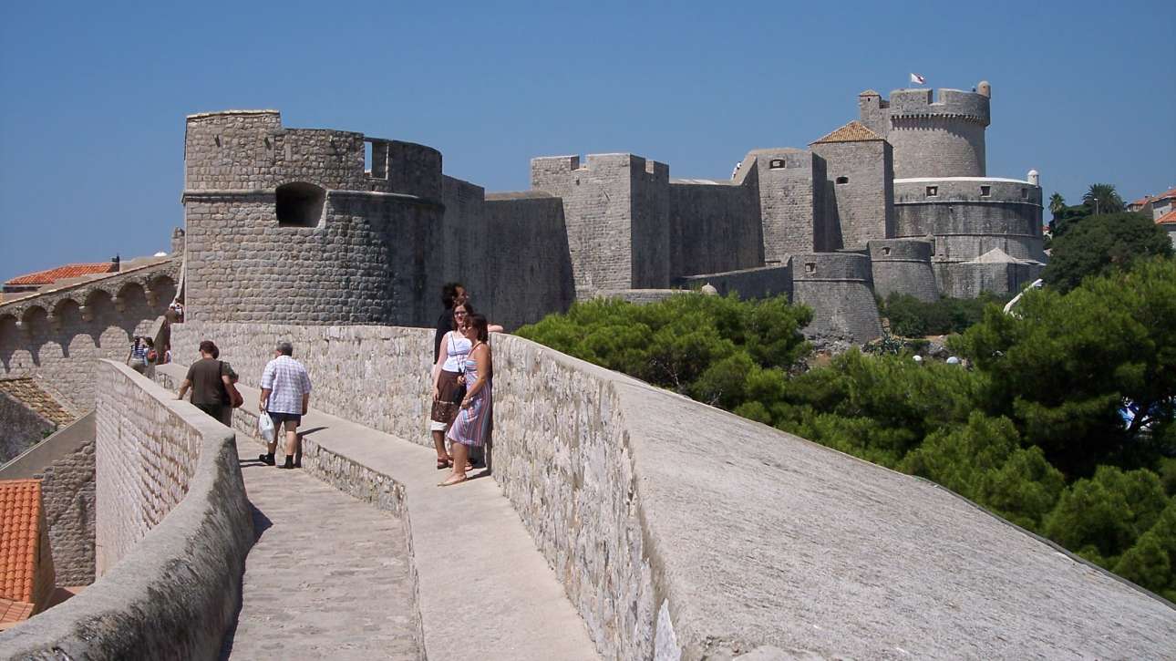 Zidurile orașului Dubrovnik văzute de la mare