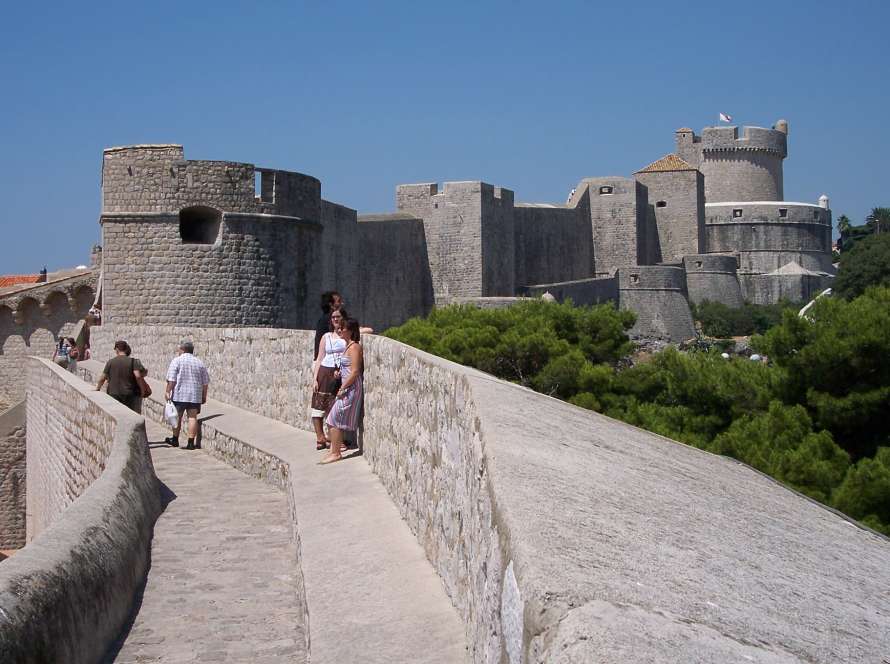 Zidurile orașului Dubrovnik văzute de la mare