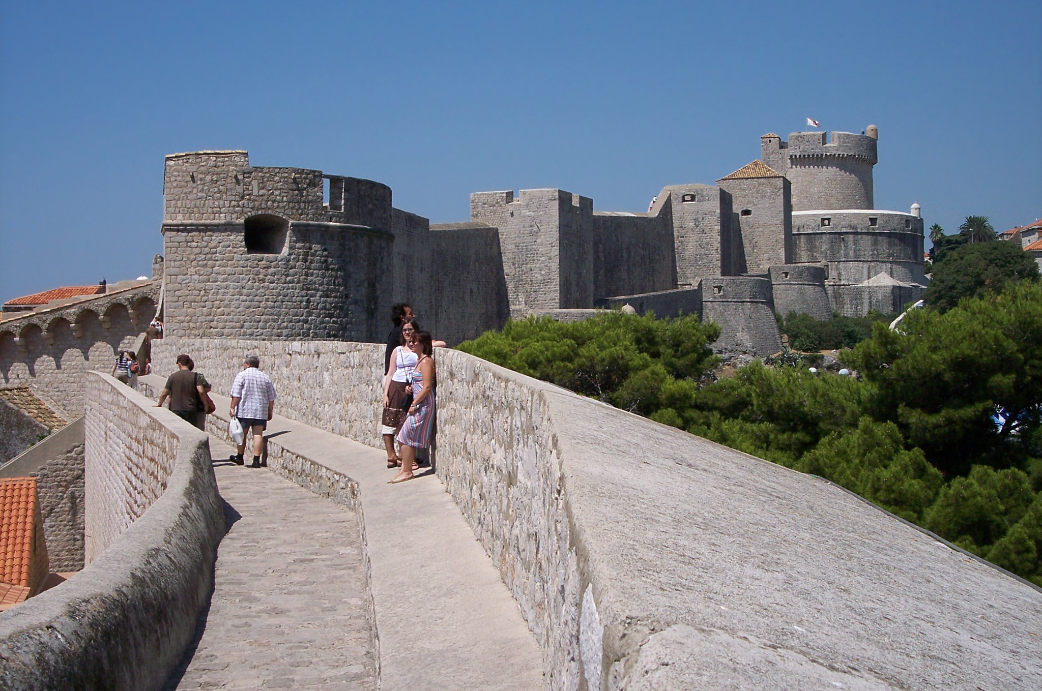 Zidurile orașului Dubrovnik văzute de la mare