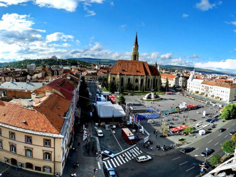 Piața Unirii și Biserica Sfântul Mihail din Cluj-Napoca